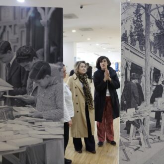 Rivera de la Cruz en la exposición itinerante dedicada a la Cuesta de Moyano