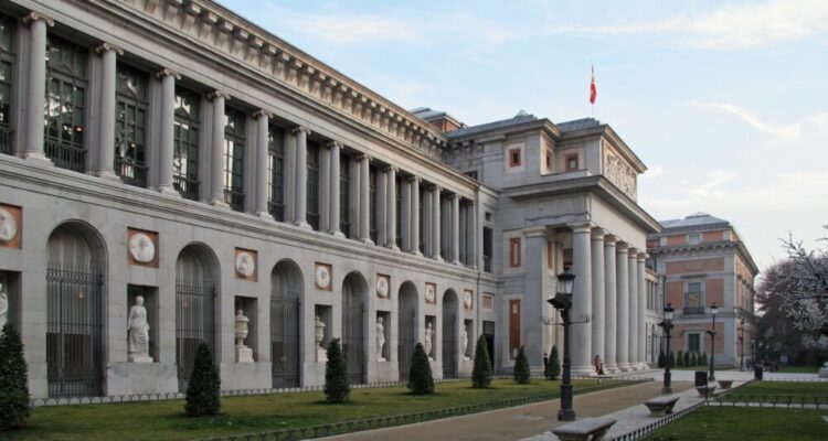 Fachada del Museo del Prado con columnas y esculturas en Madrid.