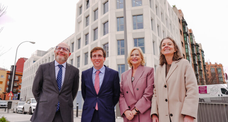 Almeida visita el nuevo edificio multifuncional de Guindalera