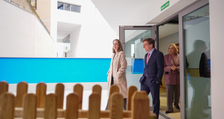 Almeida visita el nuevo edificio multifuncional de Guindalera