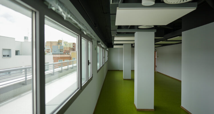 Almeida visita el nuevo edificio multifuncional de Guindalera