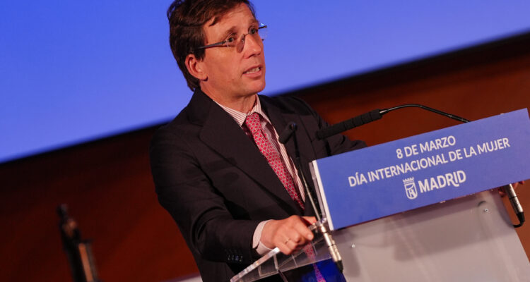 Almeida preside el acto institucional por el Día Internacional de la Mujer