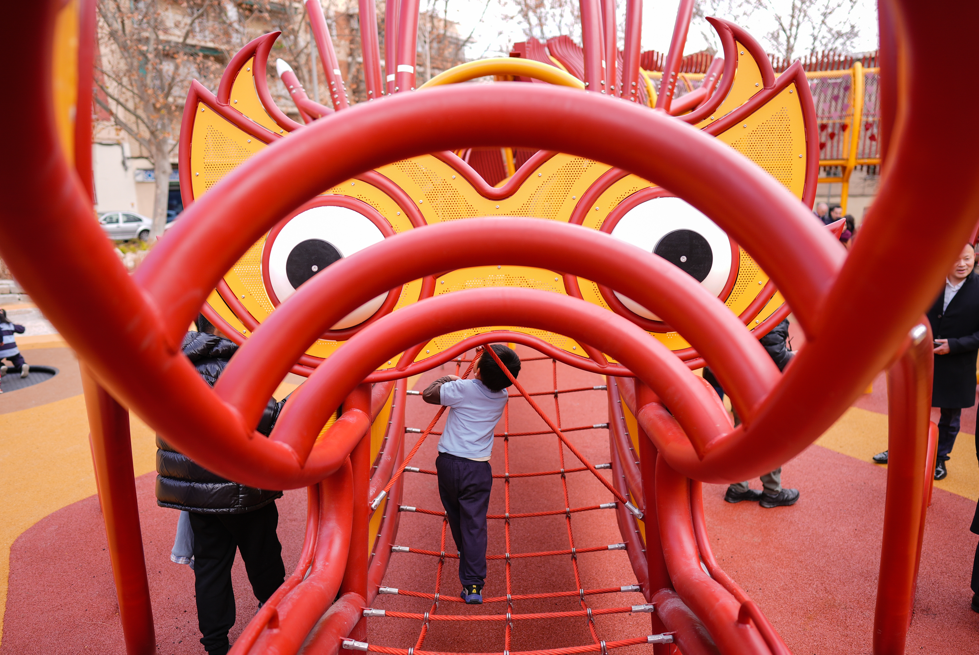 Niño jugando en el dragón de la plaza de las Tizas