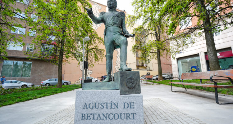 Imagen de la estatua erigida en el distrito de Chamberí en honor al ingeniero Agustín de Betancourt
