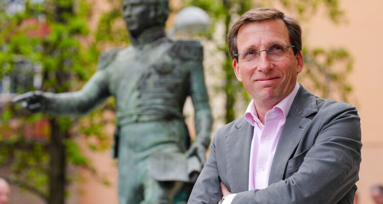 Almeida en la inauguración de la estatua en honor al ingeniero Agustín de Betancourt