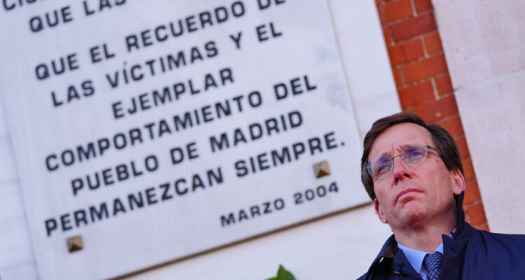 Almeida participa en el homenaje de la Comunidad de Madrid a las víctimas de los atentados terroristas del 11 de marzo de 2004