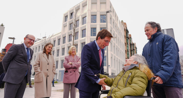 Almeida visita el nuevo edificio multifuncional de Guindalera