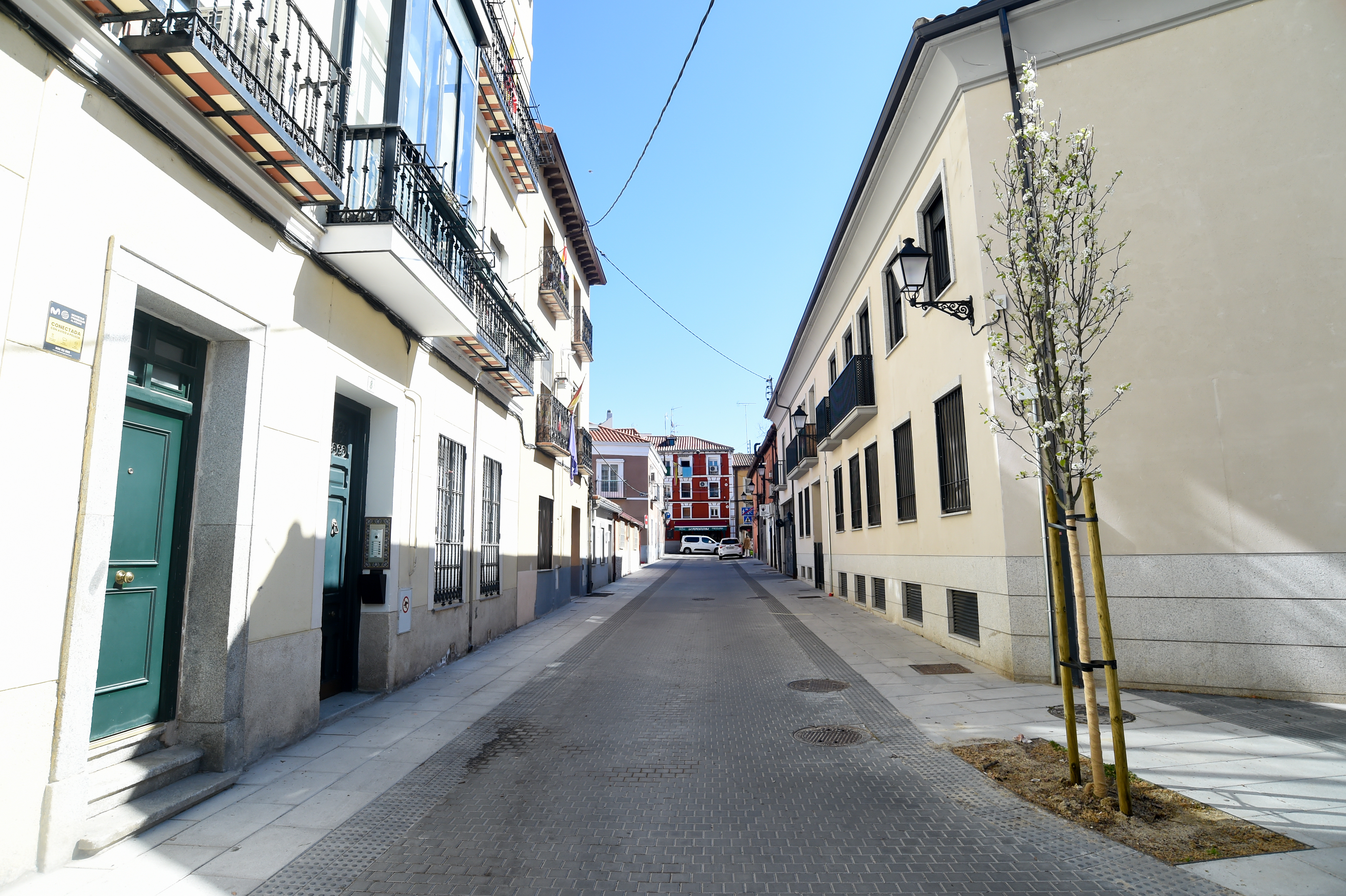 Calle del casco histórico de El Pardo en Madrid con viviendas tradicionales
