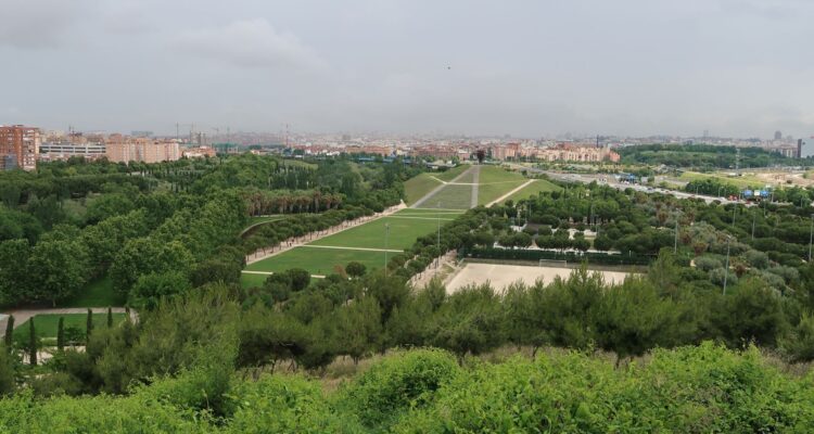 Vista panorámica del Parque Lineal del Manzanares con zonas verdes y skyline de Madrid