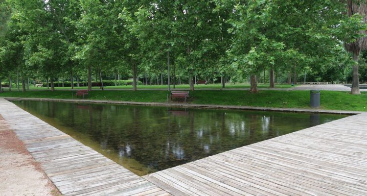 Parque Lineal del Manzanares con lámina de agua y pasarelas de madera en Madrid