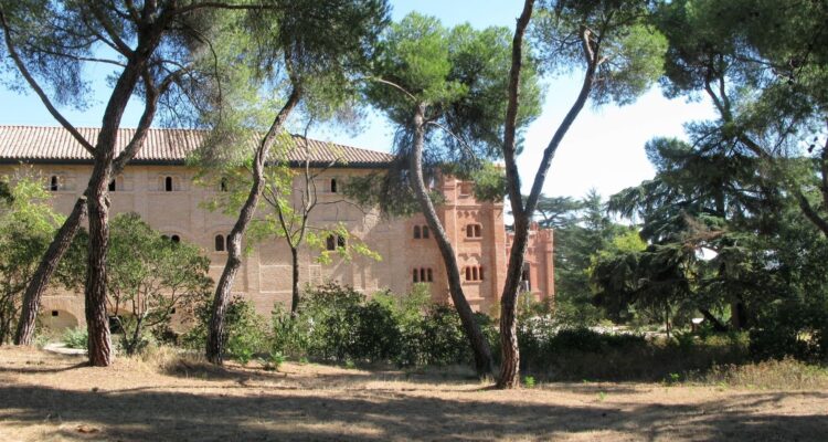 Palacio histórico rodeado de pinos en la Quinta de Torre Arias en Madrid