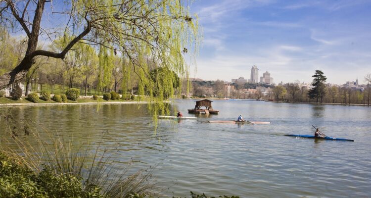Lago de la Casa de Campo con la ciudad de Madrid al fondo