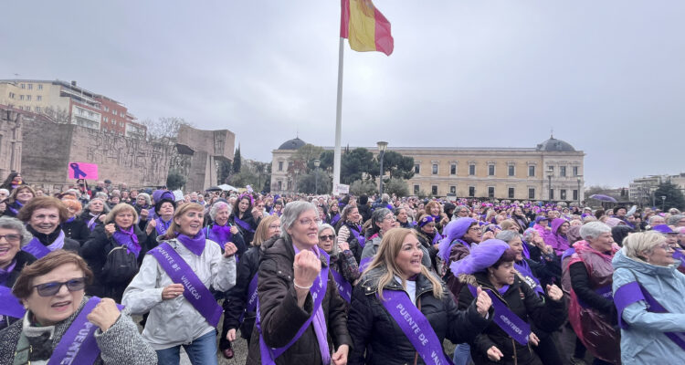 Participantes en el flashmob con motivo del Día Internacional de la Mujer, en la plaza de Colón