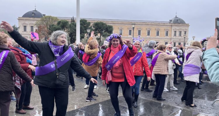 Participantes en momento del flashmob con motivo del Día Internacional de la Mujer, en la plaza de Colón
