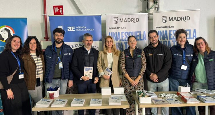 La concejala de Ciudad, Nadia Álvarez, y el gerente de la Agencia para el Empleo, José Aniorte, en la V Feria del Empleo de Ciudad Lineal