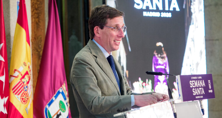 Almeida en la presentación de la programación de Semana Santa 2026