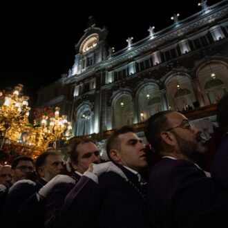 Imagen de archivo de costaleros en la Semana Santa 2025