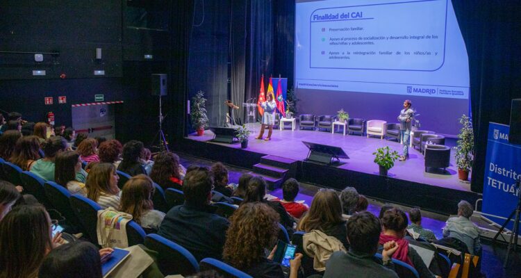 Público en la jornada técnica ‘La protección de la infancia y la adolescencia en el distrito de Tetuán’