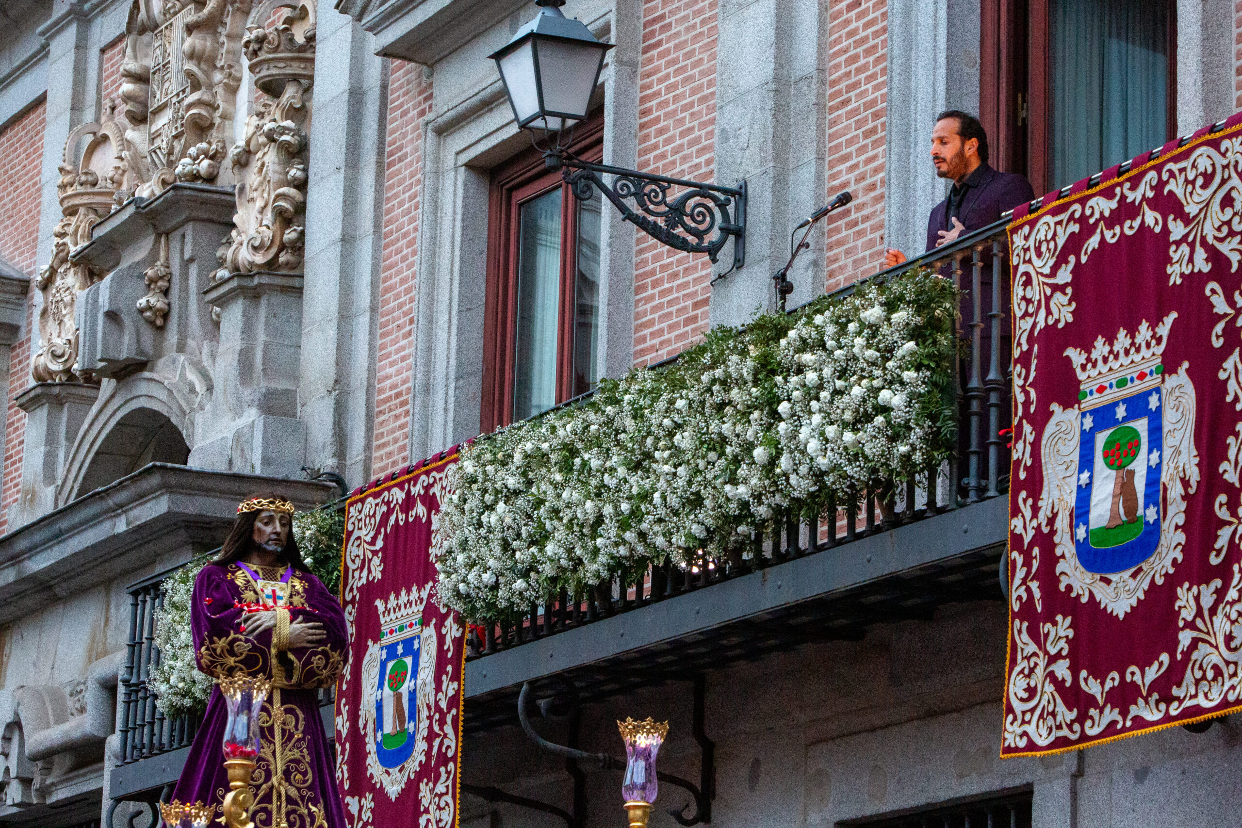 Saeta desde balcón Casa de la Villa Madrid Semana Santa imagen de archivo