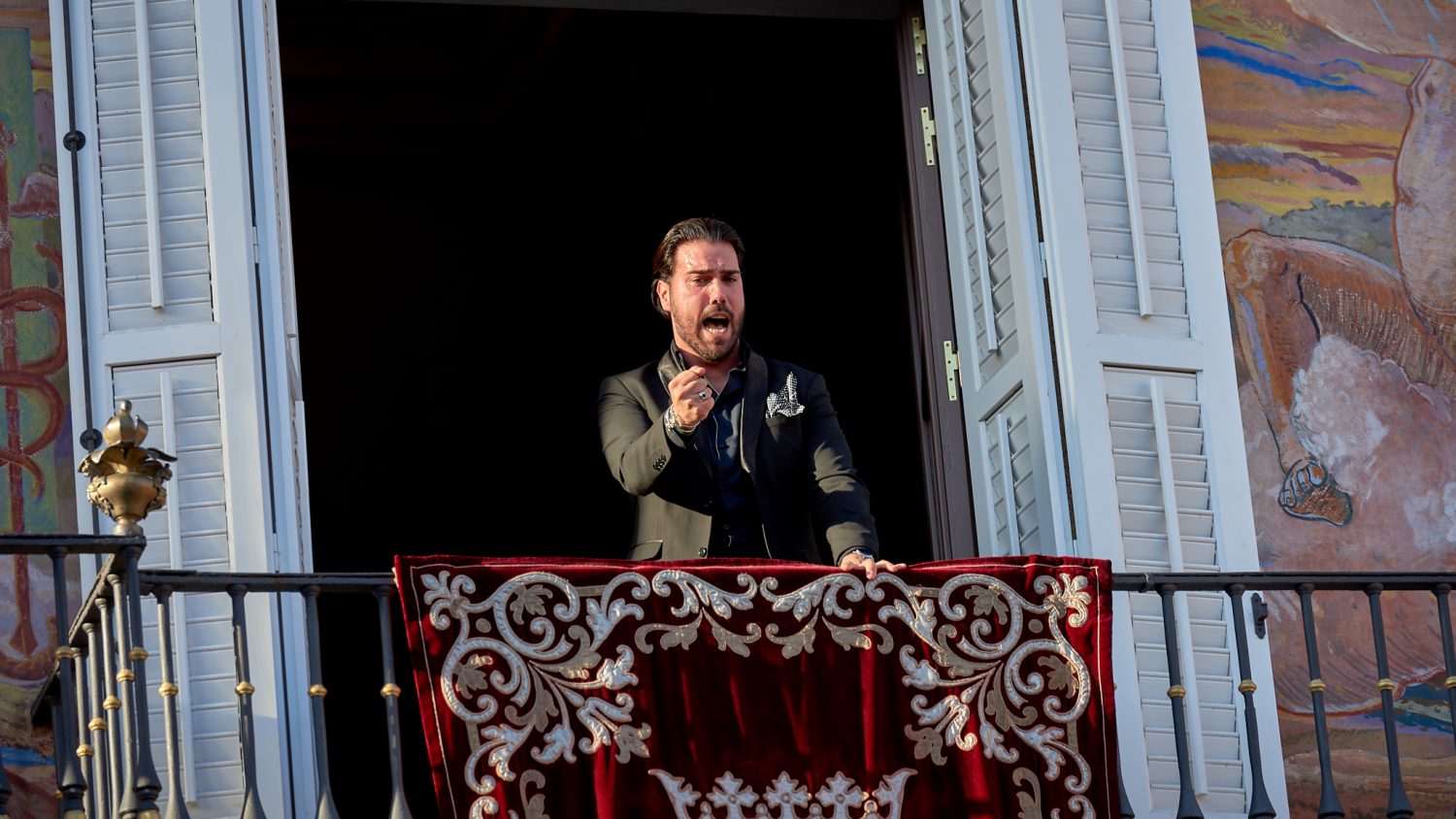 cantaor interpretando saeta balcón Plaza Mayor Madrid Semana Santa archivo