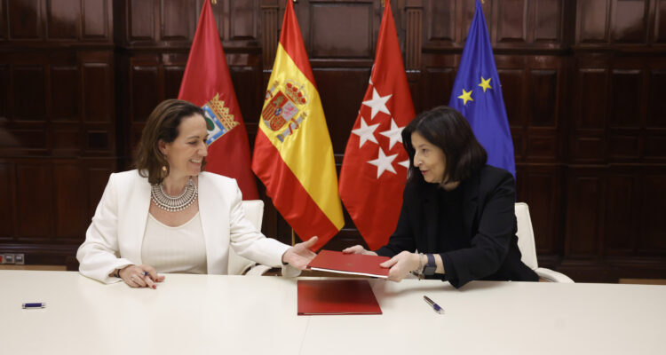 Sánchez-Cervera y Barrio del Olmo durante la firma del convenio