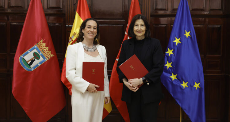 Sánchez-Cervera y Barrio del Olmo tras la firma del convenio