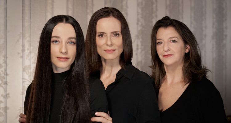 Sánchez-Gijón con protagonistas femeninas de Malquerida © marcosGpunto