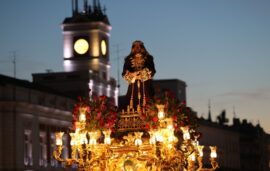 Jesús de Medinaceli en procesión por la Puerta del Sol de Madrid de noche