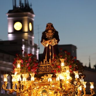 Jesús de Medinaceli en procesión por la Puerta del Sol de Madrid de noche