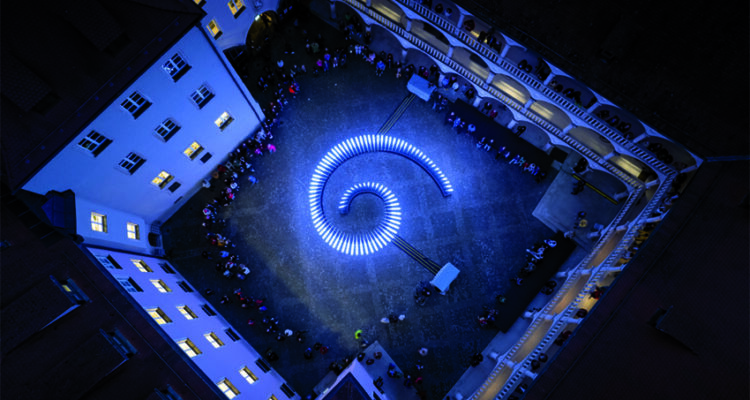 Instalación lumínica Flux en la Plaza de la Villa durante el festival LuzMadrid