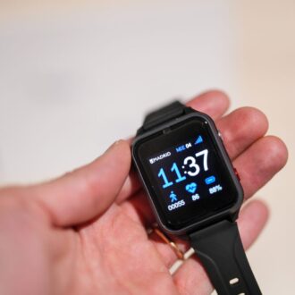 Reloj inteligente del servicio de teleasistencia del Ayuntamiento de Madrid que monitoriza actividad, pulso y permite solicitar ayuda.