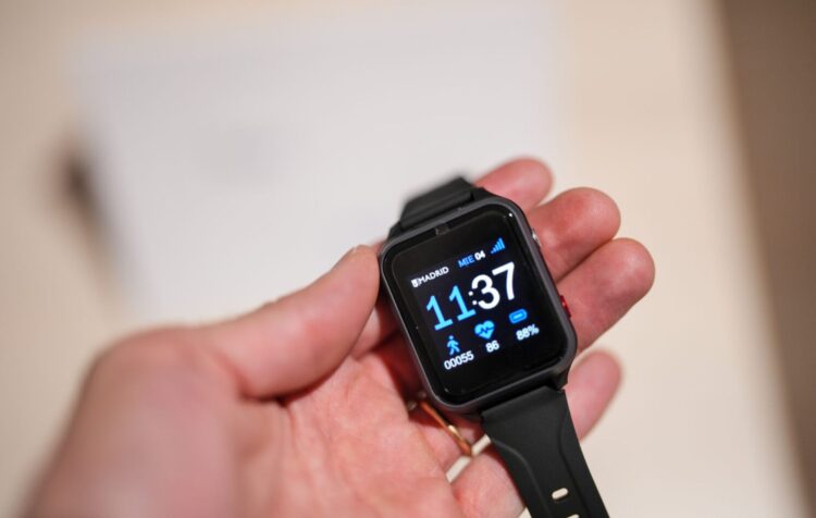 Reloj inteligente del servicio de teleasistencia del Ayuntamiento de Madrid que monitoriza actividad, pulso y permite solicitar ayuda.