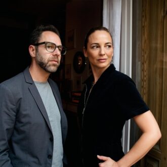 Leonor Watling y Leo Sidran, del proyecto musical Leo & Leo, posan junto a una ventana