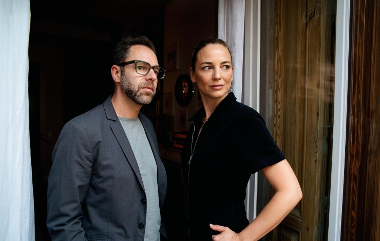 Leonor Watling y Leo Sidran, del proyecto musical Leo & Leo, posan junto a una ventana