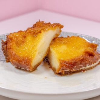 Torrijas de Semana Santa con azúcar caramelizado sobre plato