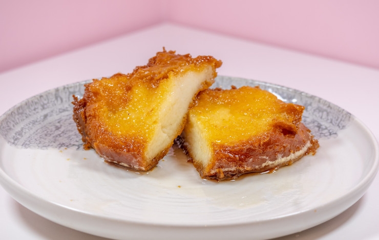 Torrijas de Semana Santa con azúcar caramelizado sobre plato