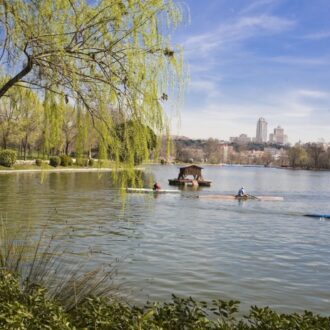 Lago de la Casa de Campo con la ciudad de Madrid al fondo