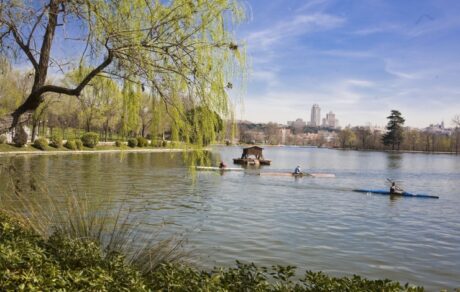 Lago de la Casa de Campo con la ciudad de Madrid al fondo