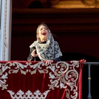 cantaora cantando saeta desde balcón en Plaza Mayor Madrid Semana Santa