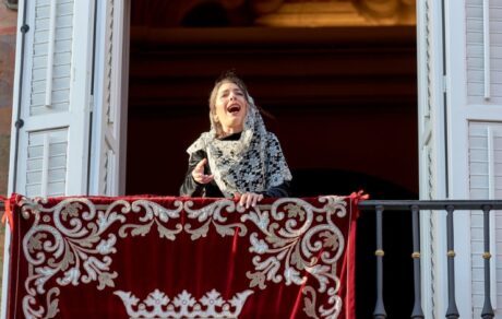 cantaora cantando saeta desde balcón en Plaza Mayor Madrid Semana Santa