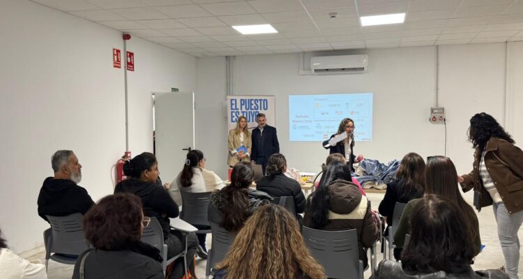 La concejala de Ciudad, Nadia Álvarez, y el gerente de la Agencia para el Empleo, José Aniorte, en la V Feria del Empleo de Ciudad Lineal