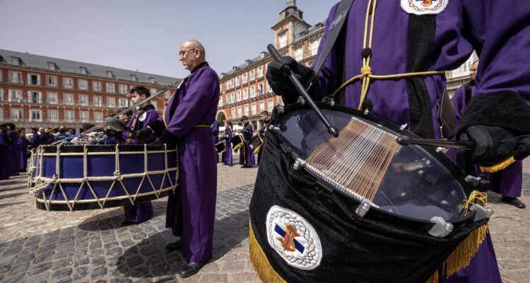 Tamborrada de Semana Santa en Plaza Mayor Madrid músicos con tambores