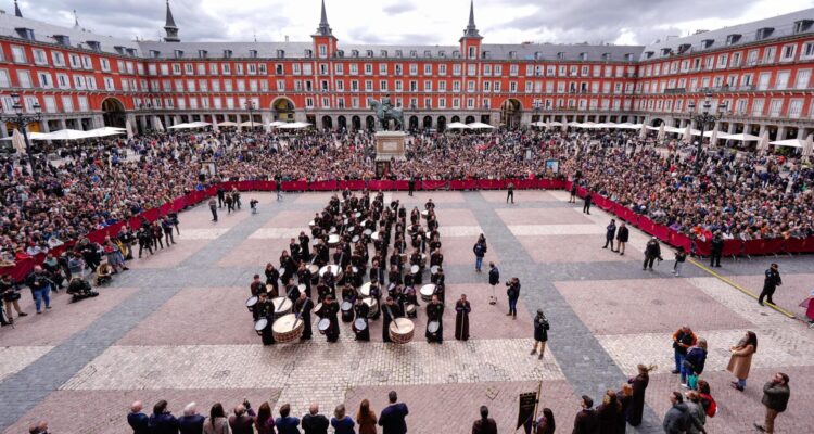 Tamborrada de Resurrección en Plaza Mayor de Madrid con público