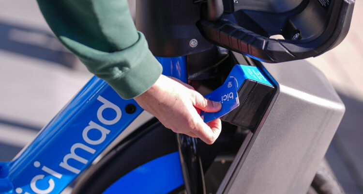 Usuario activando bicicleta de bicimad en nueva estación de Vicálvaro