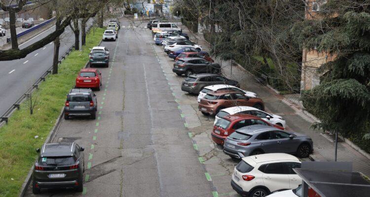 Vehículos estacionados en el barrio de Comillas