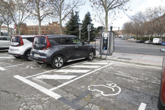 Vehículos particulares en punto recarga en Madrid (imagen de archivo)
