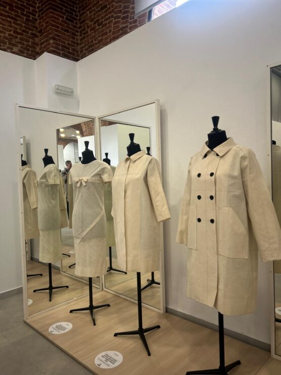 Piezas expuestas en la exposición ‘(100) + 30 años de Balenciaga en la Universidad’