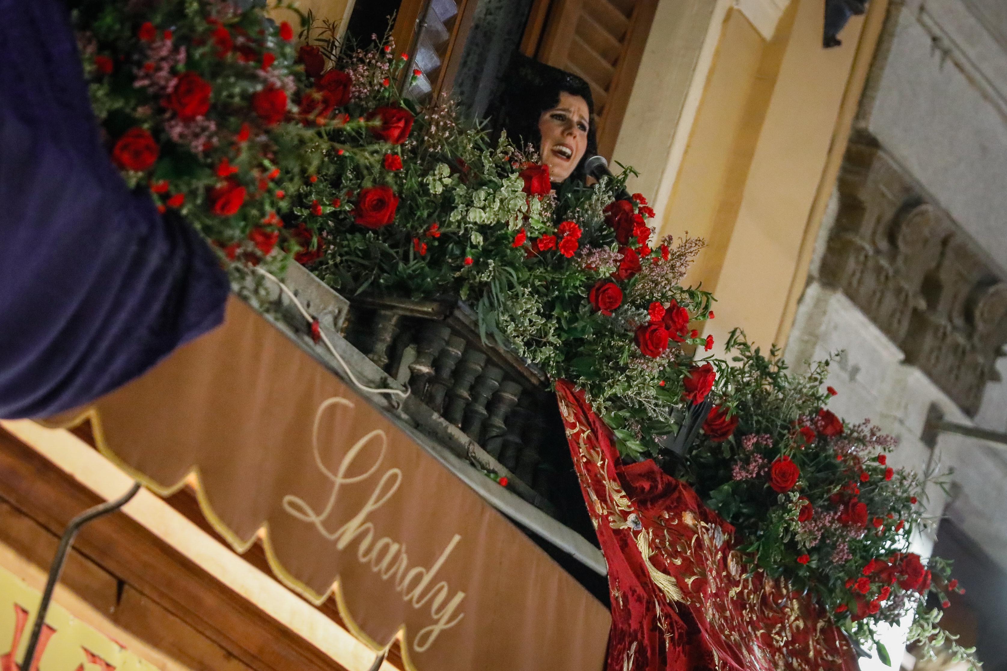Diana Navarro cantando saeta desde balcón Semana Santa Madrid imagen de archivo