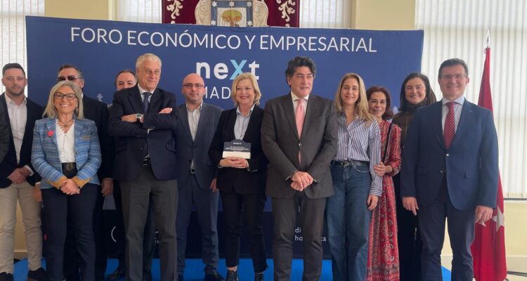 Paloma García Romero en el VII Foro Económico y Empresarial de Hortaleza junto al concejal del distrito, David Pérez