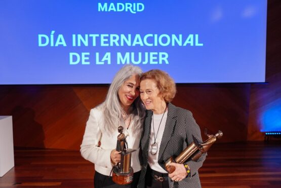 Faribah Ehsan y Julia Navarro, en el acto de hoy